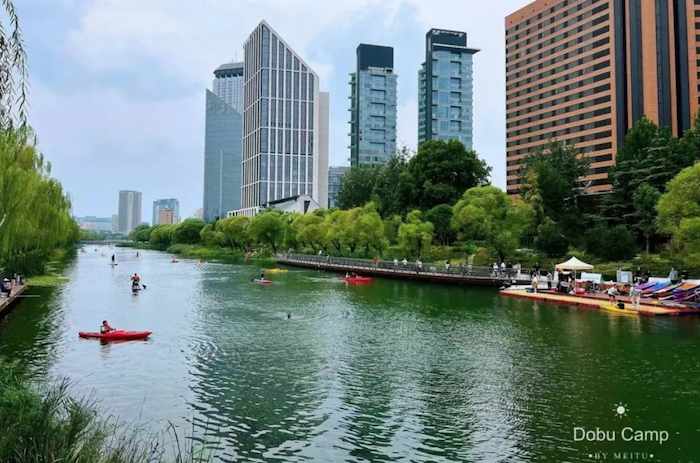 亮马河上的桨板，图/多布营地DobuCamp