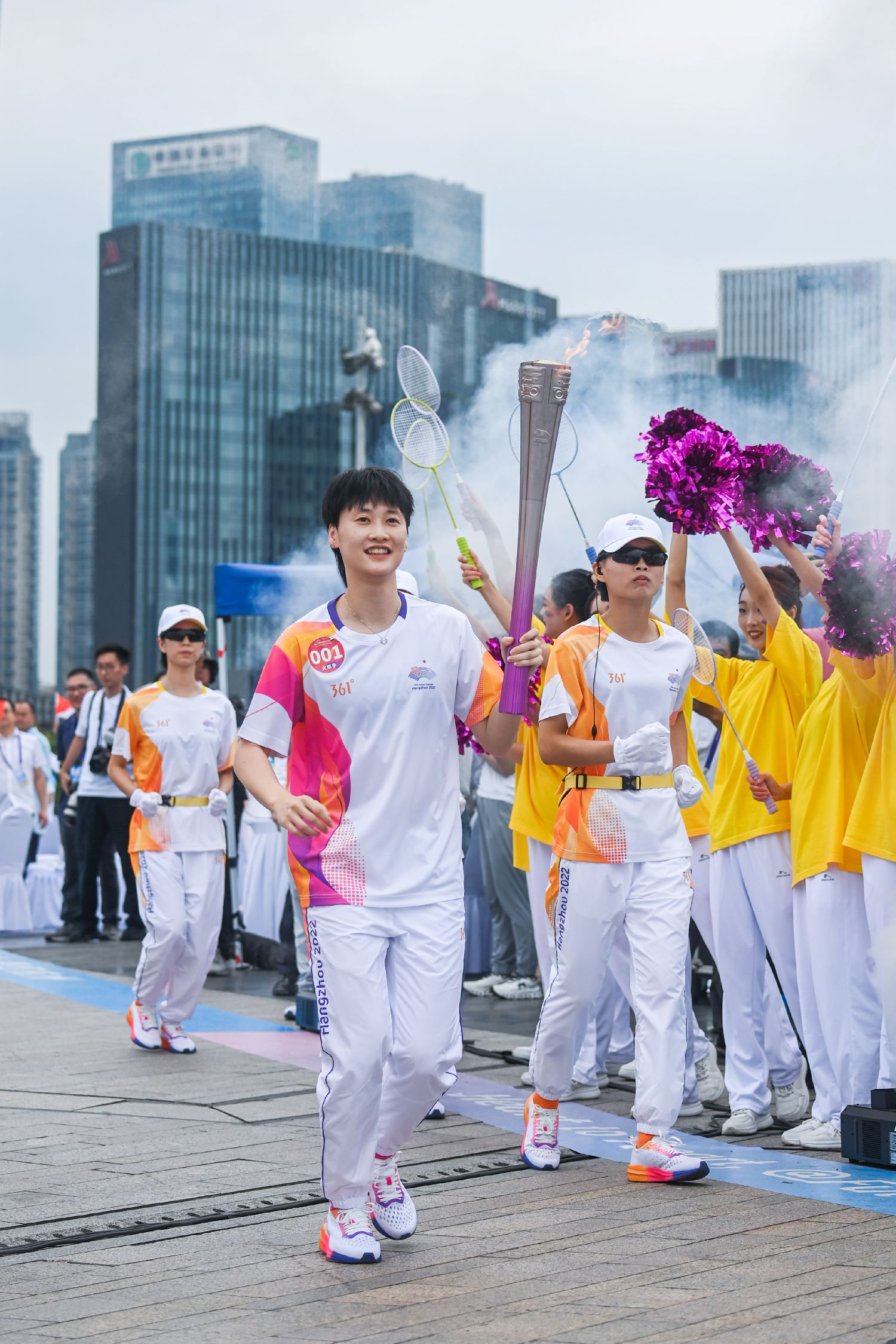 杭州亚运会火炬传递回杭州 陈雨菲、郭晶晶等开跑